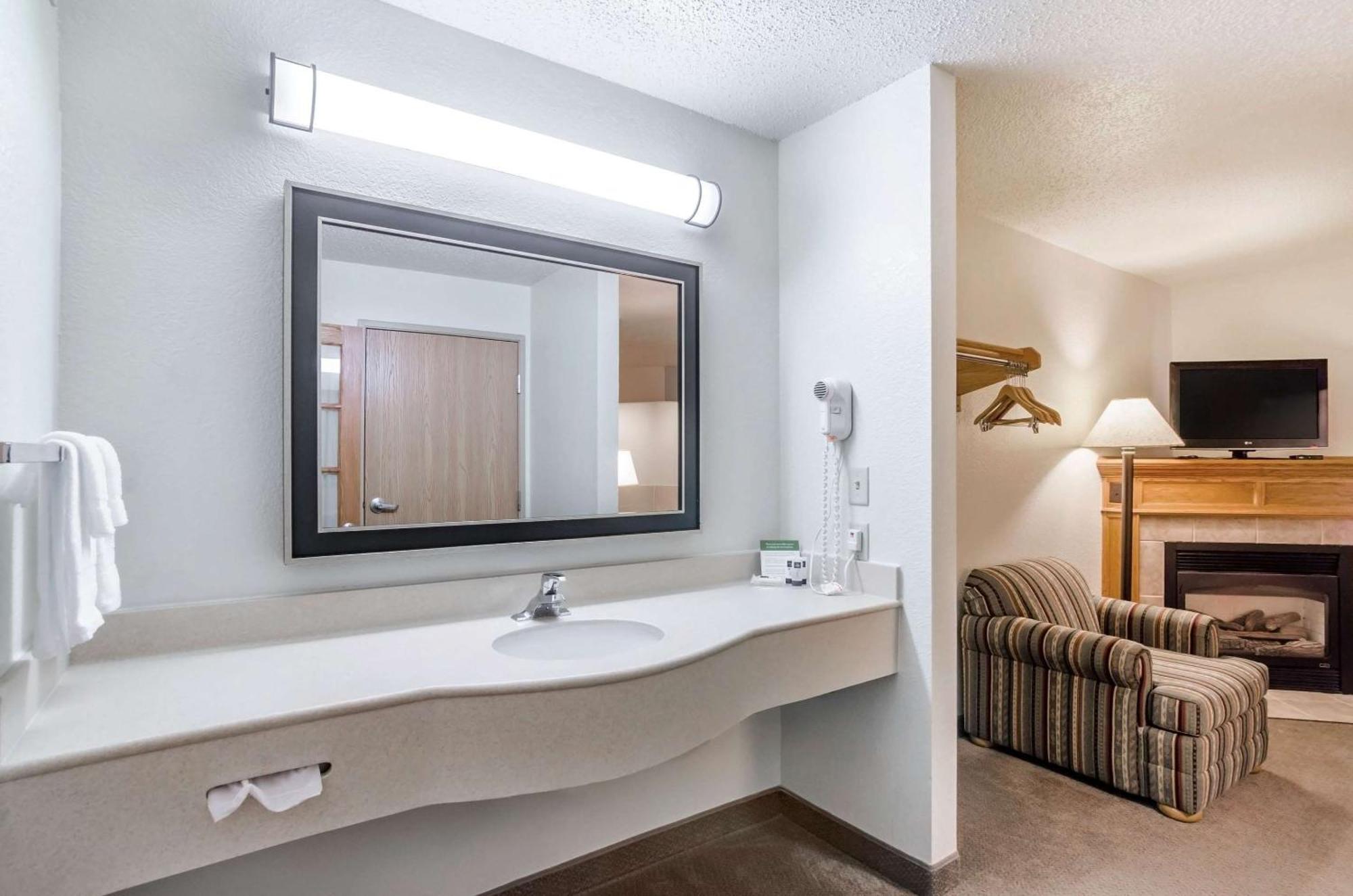 Rodeway Inn Hesston Esterno foto