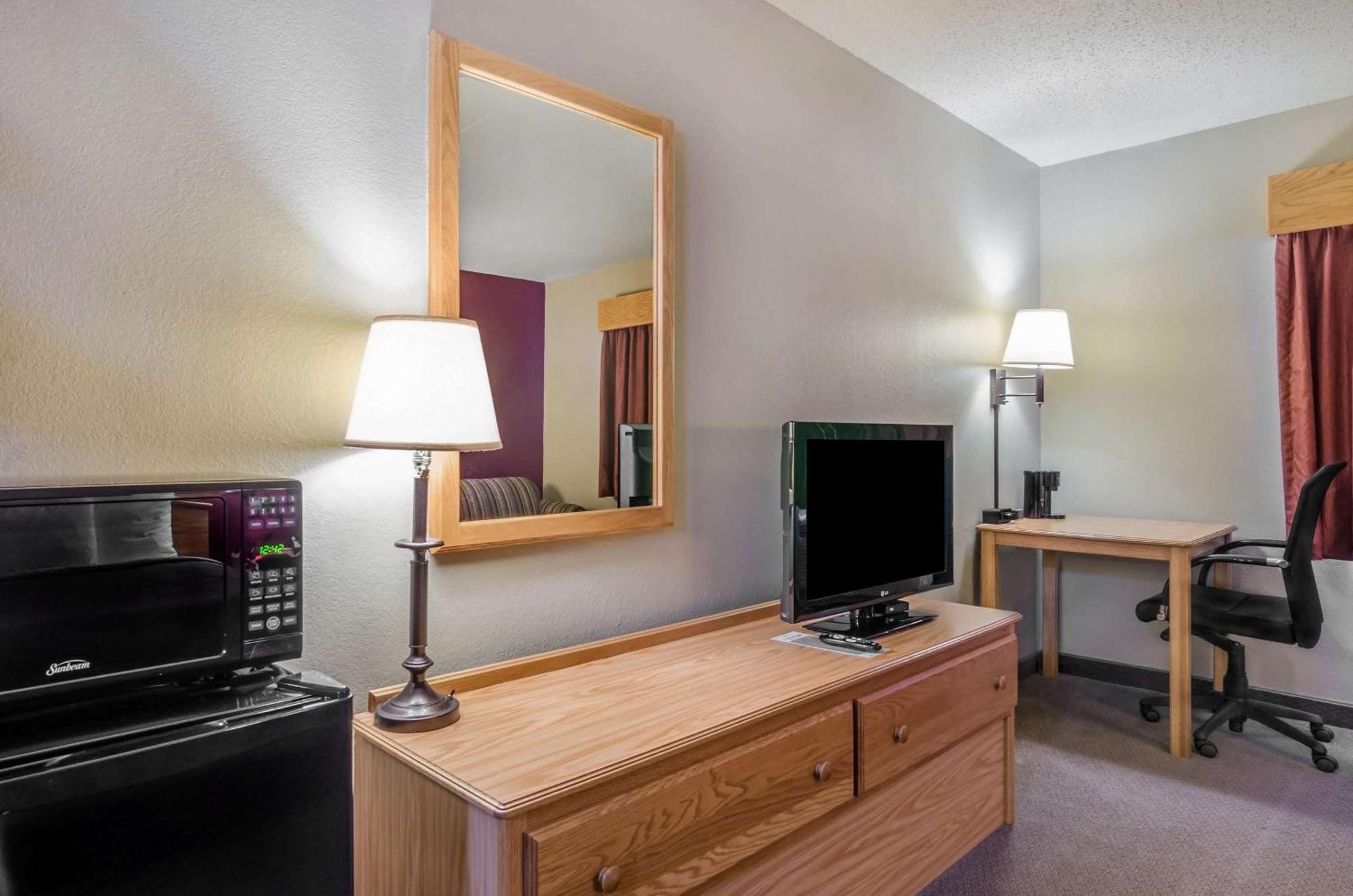 Rodeway Inn Hesston Esterno foto
