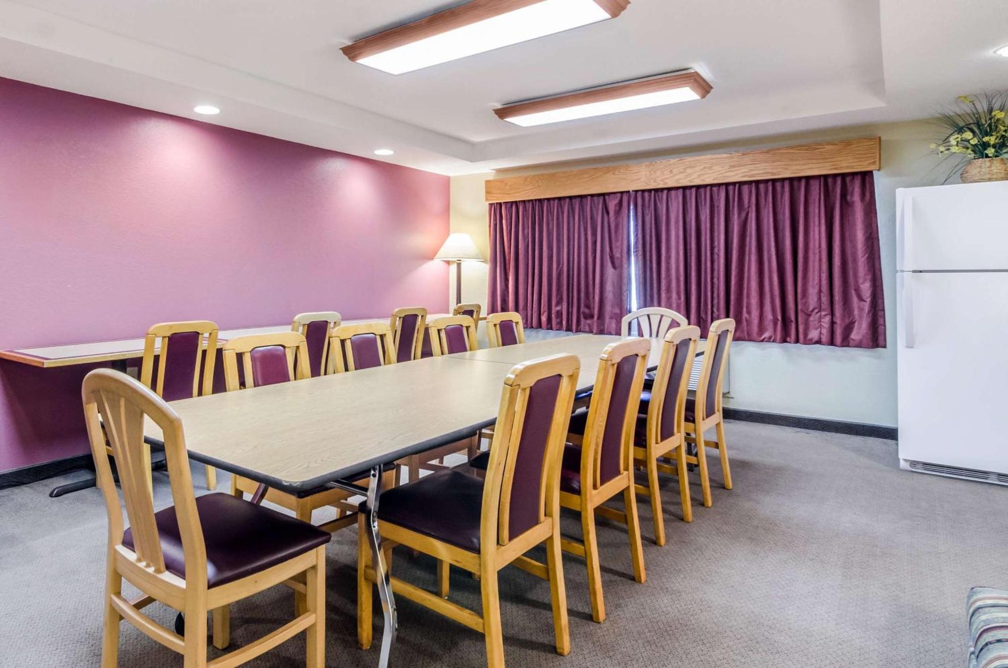 Rodeway Inn Hesston Esterno foto