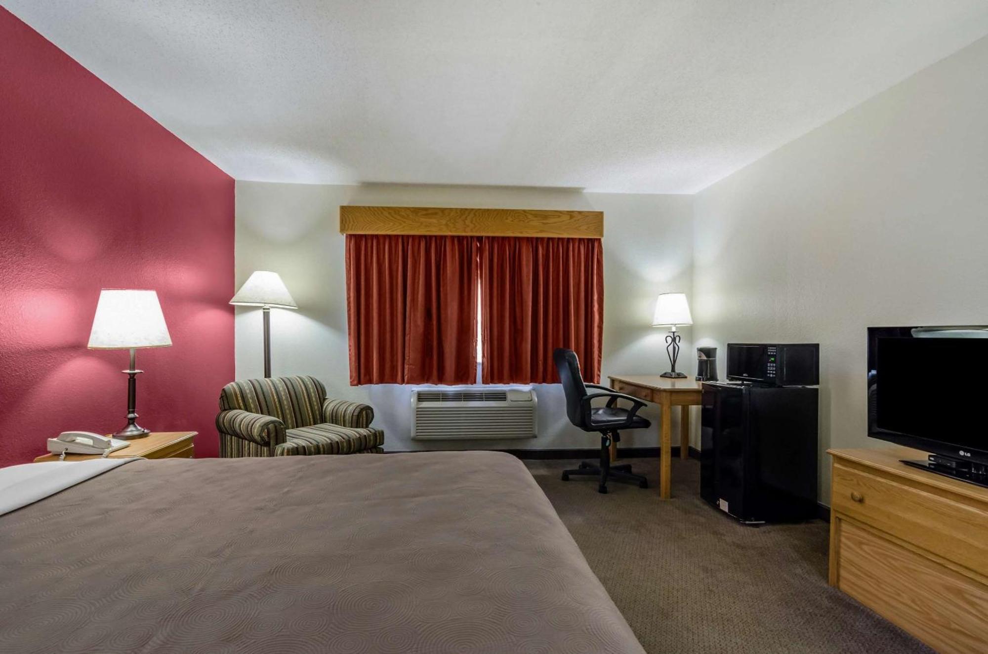 Rodeway Inn Hesston Esterno foto