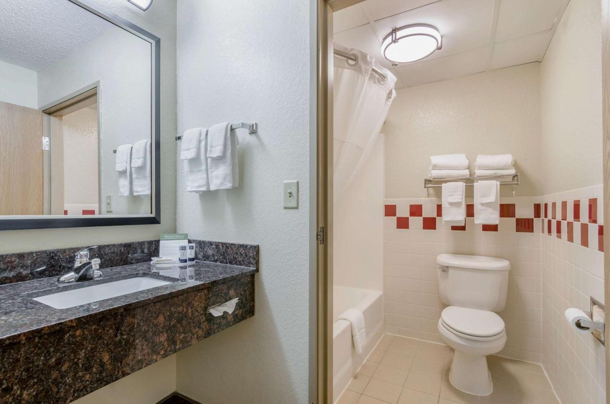 Rodeway Inn Hesston Esterno foto