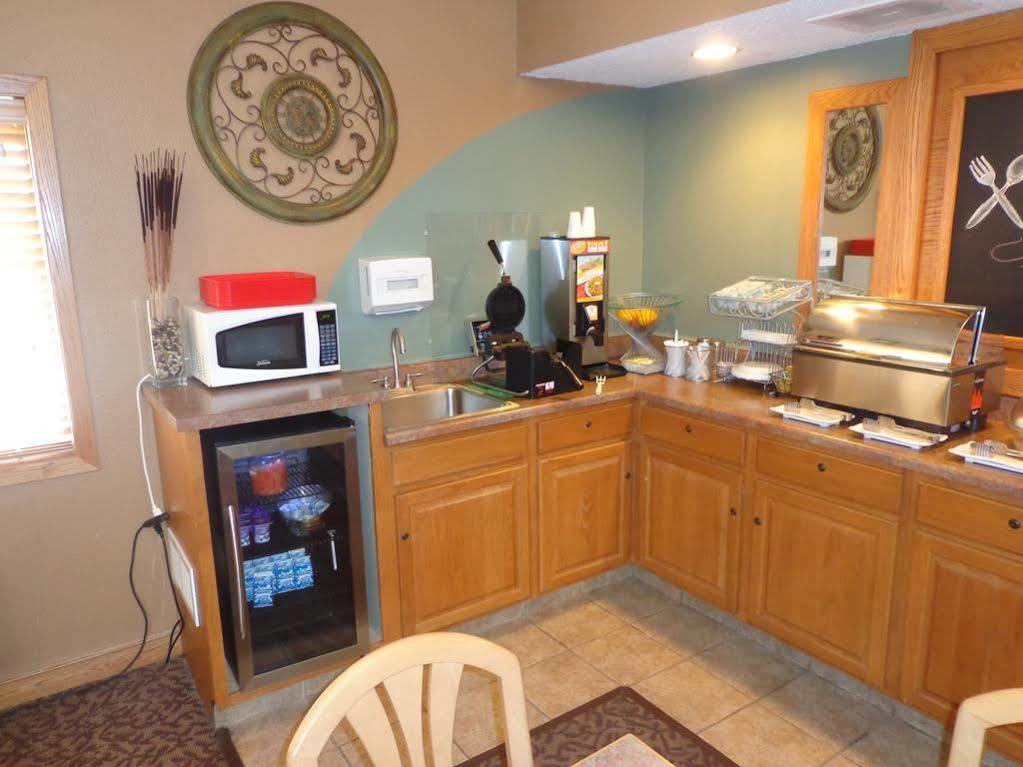 Rodeway Inn Hesston Esterno foto