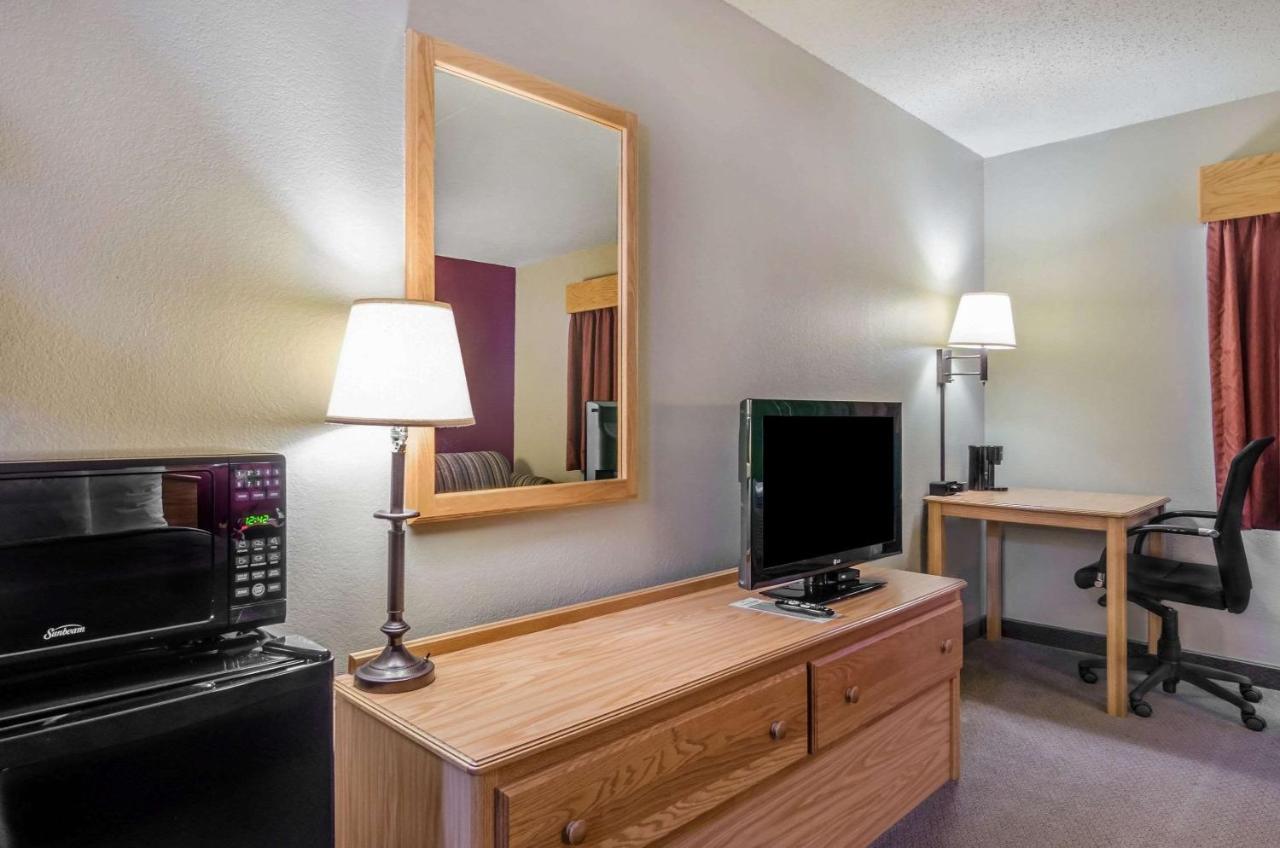 Rodeway Inn Hesston Esterno foto