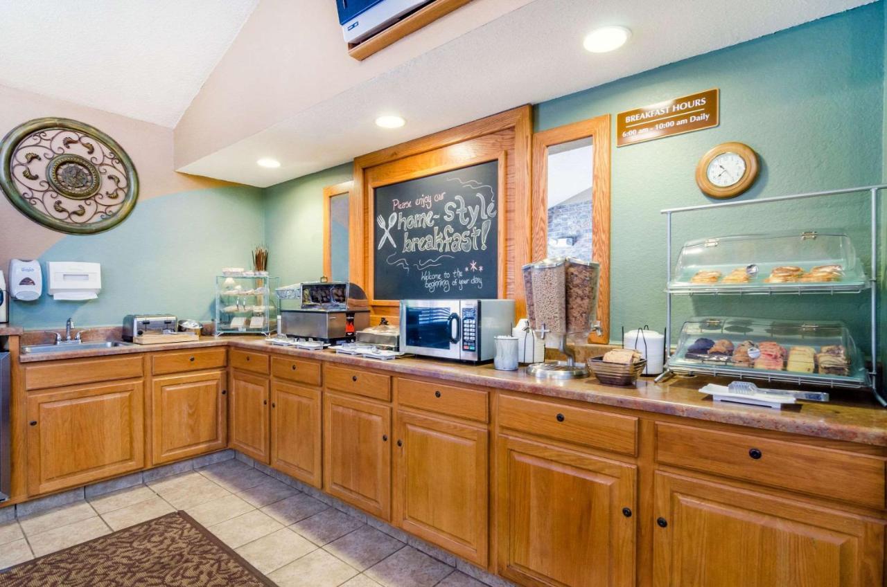 Rodeway Inn Hesston Esterno foto
